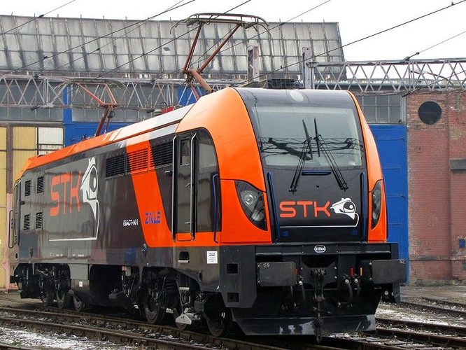 Dragon - starszy i cięższy brat Griffina, czyli kolejowy smok do obsługi dla pociągów towarowych. To pierwsza elektryczna lokomotywa polskiej produkcji od 1990 r., przy pomocy której Zbigniew Jakubas próbuje przełamać dominację Siemensa i Bombardiera. Sześcioosiowa lokomotywa elektryczna ze stajni Newag Gliwice przeznaczona jest do prowadzenia ciężkich składów - do 4 tys. ton. Prototypowy egzemplarz został zaprezentowany w 2009 r. podczas targów kolejowych Trako w Gdańsku. Projekt pojazdu został przygotowany przy pomocy EC Engineering z Krakowa i Instytutu Elektrotechniki w Międzylesiu.