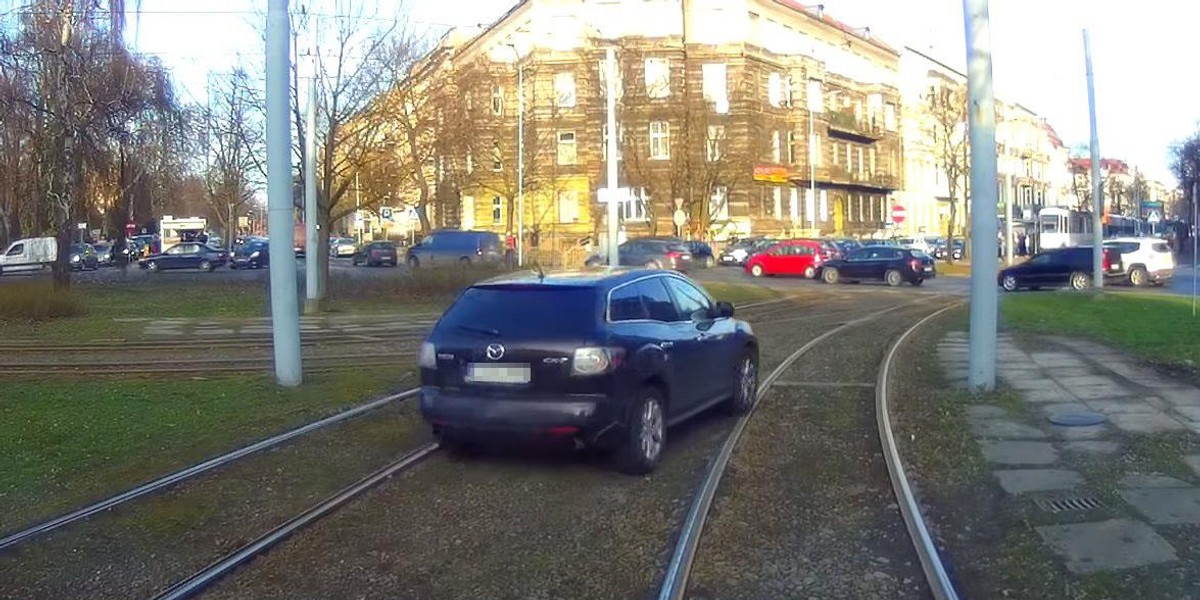 Nie chciał czekać w korku. Zrobił coś niebezpiecznego