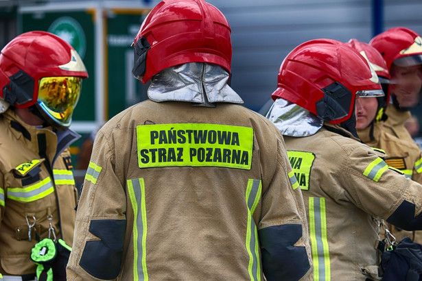 Strażacy gasili pożar kamienicy w Zduńskiej Woli