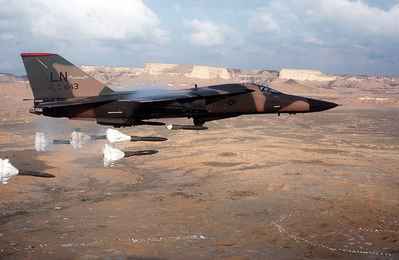 F-111F zrzucający bomby Mk 82