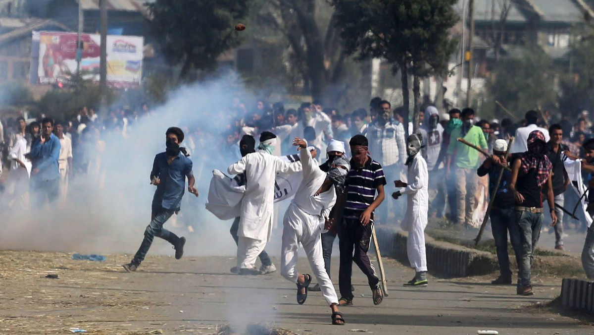 Indyjskie siły bezpieczeństwa użyły dziś pałek i gazu łzawiącego przeciwko tysiącom uczestników antyrządowych protestów, jakie w dniu muzułmańskiego Święta Ofiarowania (Id al-Adha) miały miejsce w należącej do Indii części Kaszmiru - poinformowała policja.