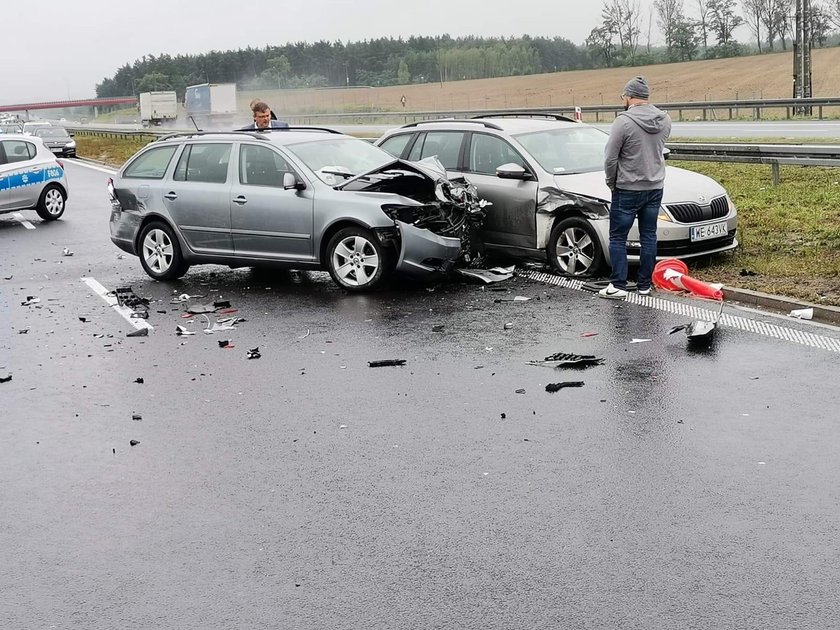 Kutno: karambol na A1. Uszkodzony radiowóz, policjant miał szczęście