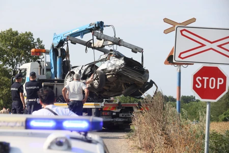 Automobil nakon stravične nesreće na pružnom prelazu
