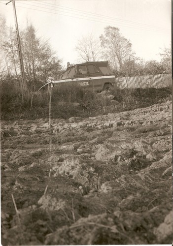 Milicyjny UAZ w terenie