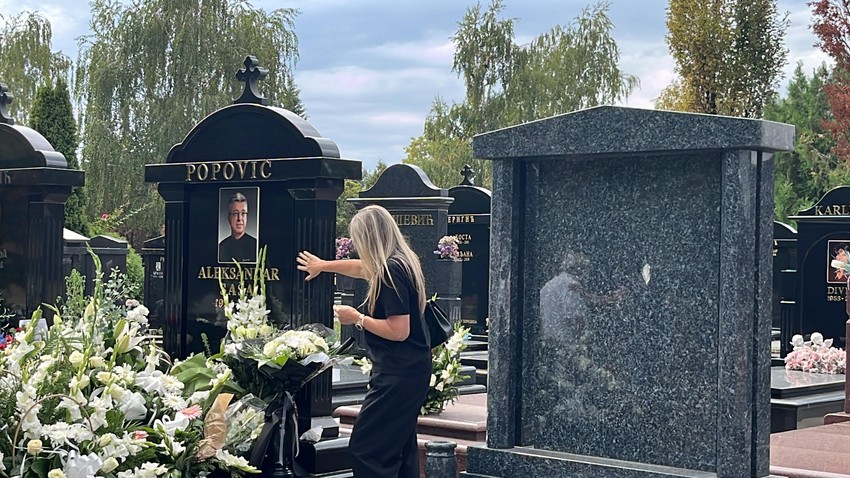 Suzana i sestra ljube i maze spomenik