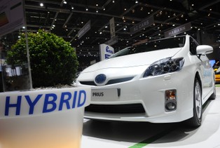 Akcyza dla hybryd obniżona o połowę. Prezydent podpisał nowelę