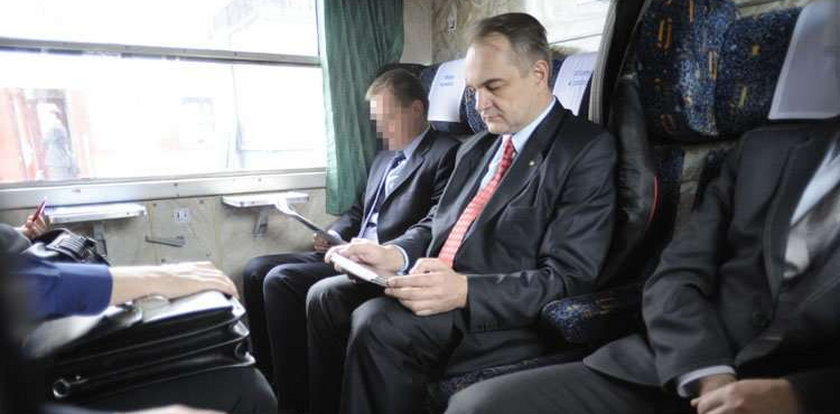 Pawlak w pociągu. Jedyny minister bez limuzyny