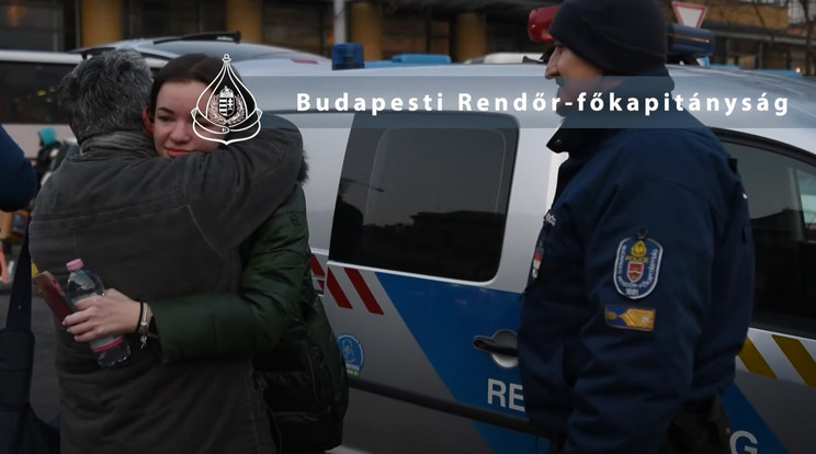 A BRFK munkatársai segíteni az ukrán menekültek eligazításában a pályaudvarokon / Fotó: police.hu 