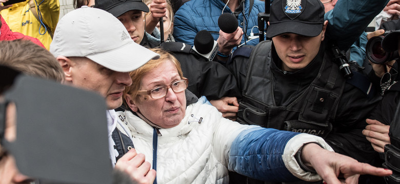 "Pani Teresko, obiecuję, że winni będą siedzieć". Matka Tomasza Komendy ostro o decyzji prokuratury. Mówi o upokorzeniu