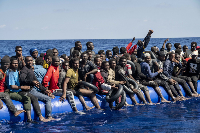 Migranci afrykańscy uratowani przez hiszpańską organizację pozarządową Open Arms, 30 września 2023 r.