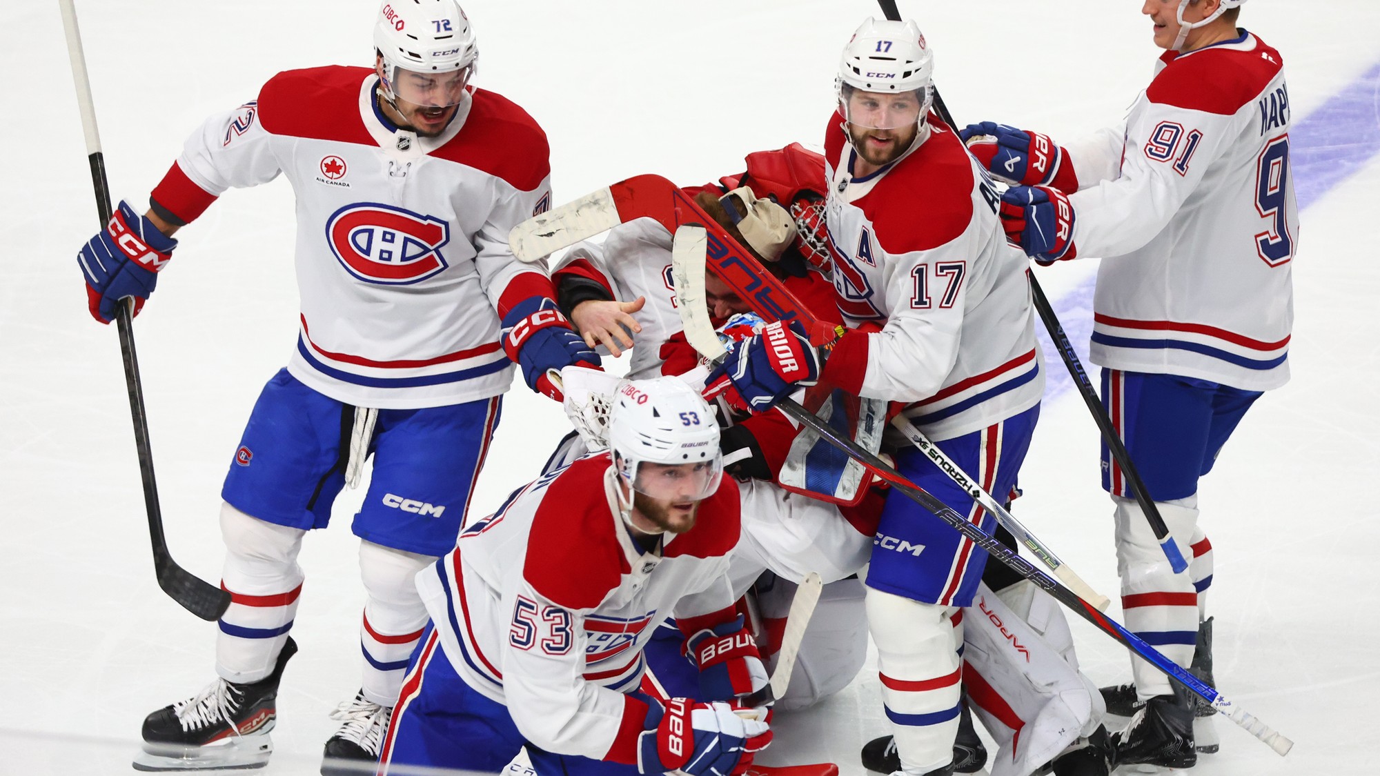 Hokejisti Montrealu Canadiens sa radujú z výhry. 