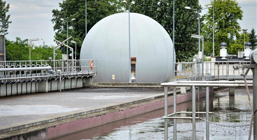 Wodociągi Warszawskie każdego dnia dostarczają mieszkańcom stolicy i niektórych ościennych gmin średnio prawie 350 mln litrów wysokiej jakości kranówki, a także odbierają i oczyszczają ponad 500 mln litrów ścieków.