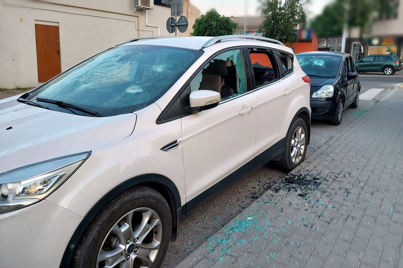 52-latek belką z gwoździami niszczył samochody i atakował policjantów