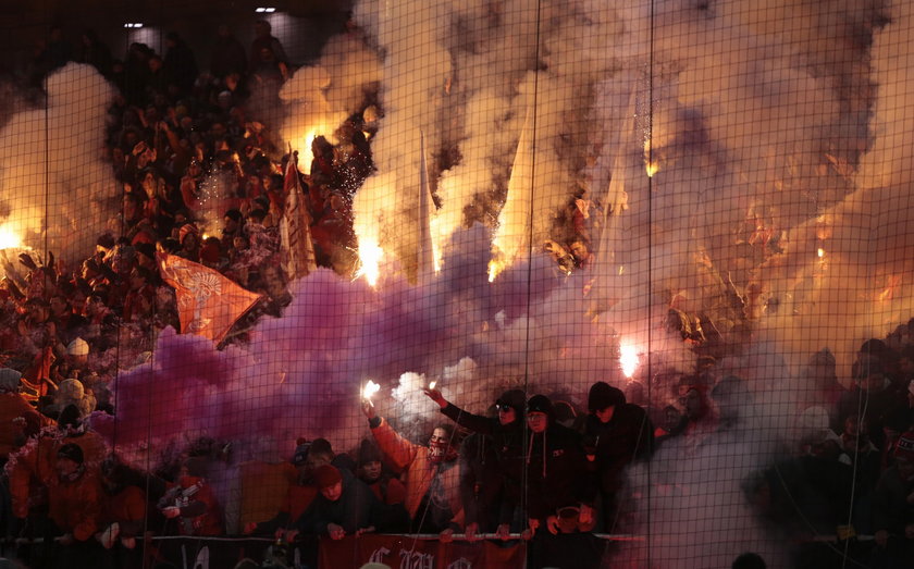 Derby Moskwy: Kibice Spartaka i CSKA przesadzili. Sędzia przerwał mecz