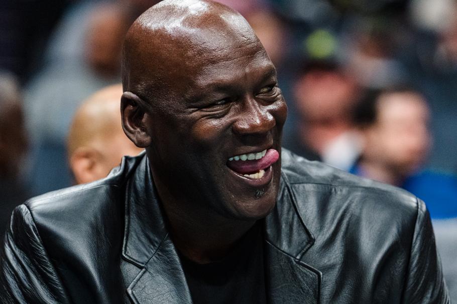 Michael Jordan po kilkunastu latach sprzedał większościowy pakiet udziałów w drużynie Charlotte Hornets. Według doniesień medialnych zarobił na transakcji ok. 2,8 mld dol.