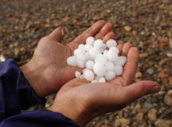Włochy: Auta obłożone materacami. Mieszkańcy przygotowują się na gradobicie