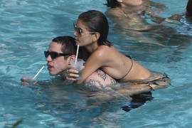 PRATI GA REPUTACIJA DA JE "RUŽAN, ALI OBDAREN": Glumac sa najvećim "ponosom" u Holivudu ima NOVU DEVOJKU i svi jedva čekaju da čuju njeno ime - njegova majka i sestra aminovale vezu