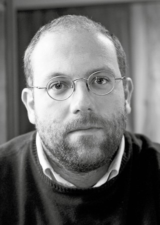 Karol Trammer, dziennikarz i publicysta zajmujący się koleją, infrastrukturą i transportem publicznym, redaktor naczelny dwumiesięcznika „Z Biegiem Szyn”. Autor książek „Ostre cięcie. Jak niszczono polską kolej” i „Przestawianie zwrotnicy. Jak politycy ba