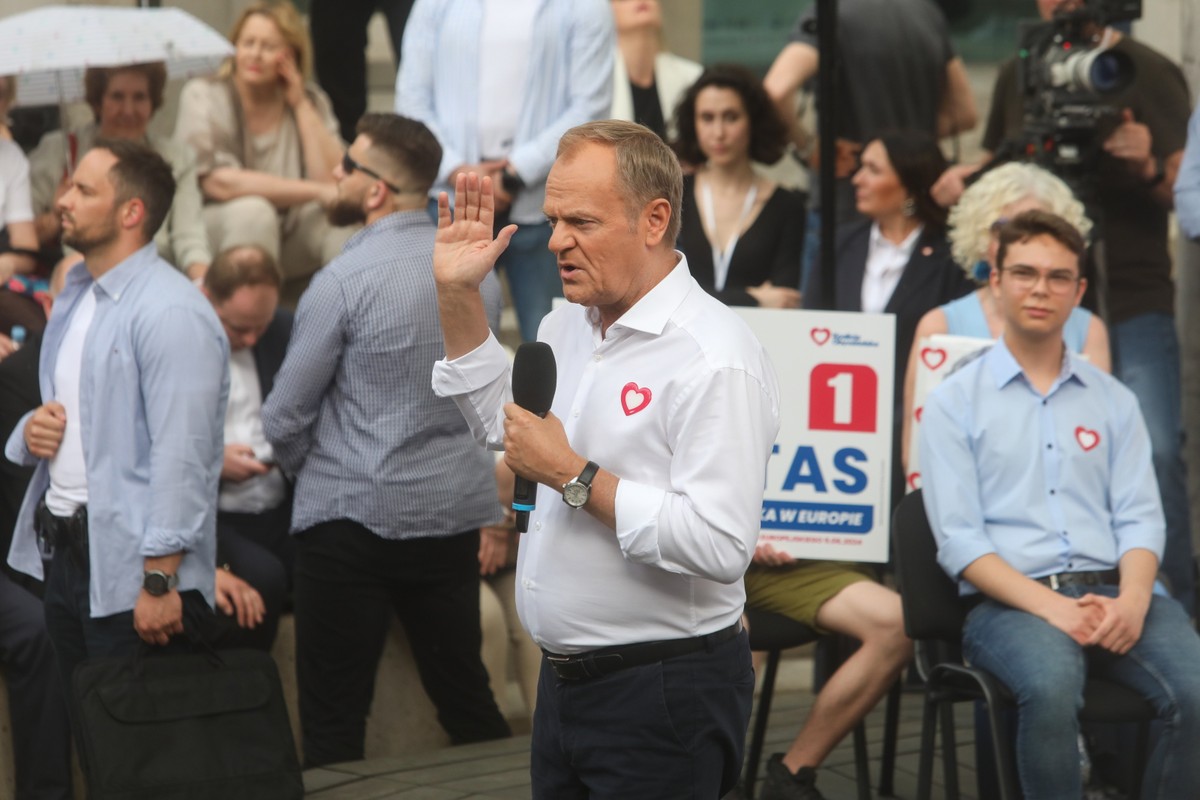 Premier Donald Tusk podczas otwartego spotkania z mieszkańcami miasta w Amfiteatrze Opery i Filharmonii Podlaskiej w Białymstoku