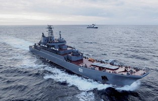 Rosjanie chcą uciekać, ale nie mają jak. Ich okręt ledwo zipie