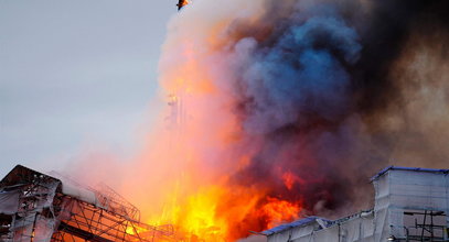 Płonie jeden z najstarszych zabytków w Kopenhadze. Runęła słynna "smocza iglica"