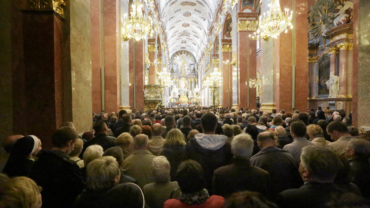 Na niedzielne msze regularnie chodzi tylko 39 procent wiernych. To najmniej od 30 lat. - W Polsce mamy do czynienia z laicyzacją pełzającą - powiedział kardynał Kazimierz Nycz. - To normalne, że się laicyzujemy - ripostują krytycy Kościoła.