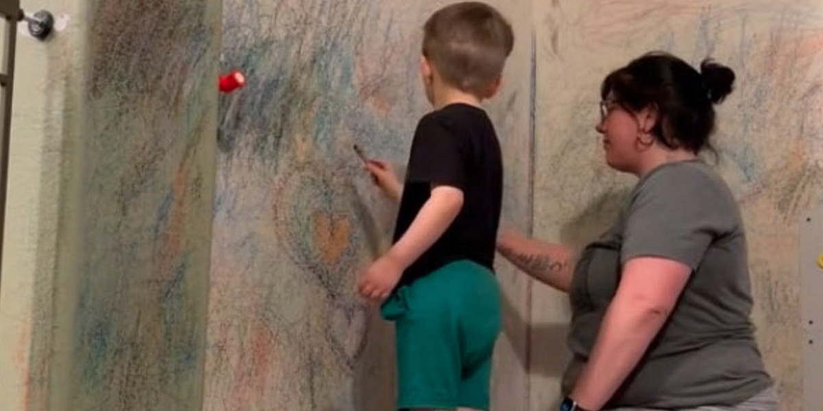 Tiktokera pozwala synowi pisać po ścianach. Oburzyła internautów!