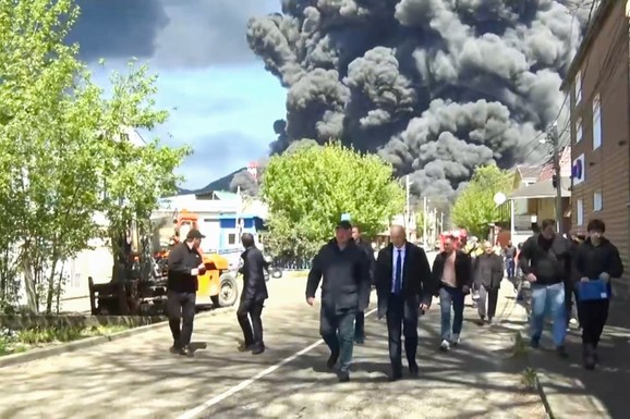 "IZMAKLO SE KONTROLI" Nafta se izlila u reku, panika u Rusiji, ulice evakuisane, proglašeno VANREDNO STANJE