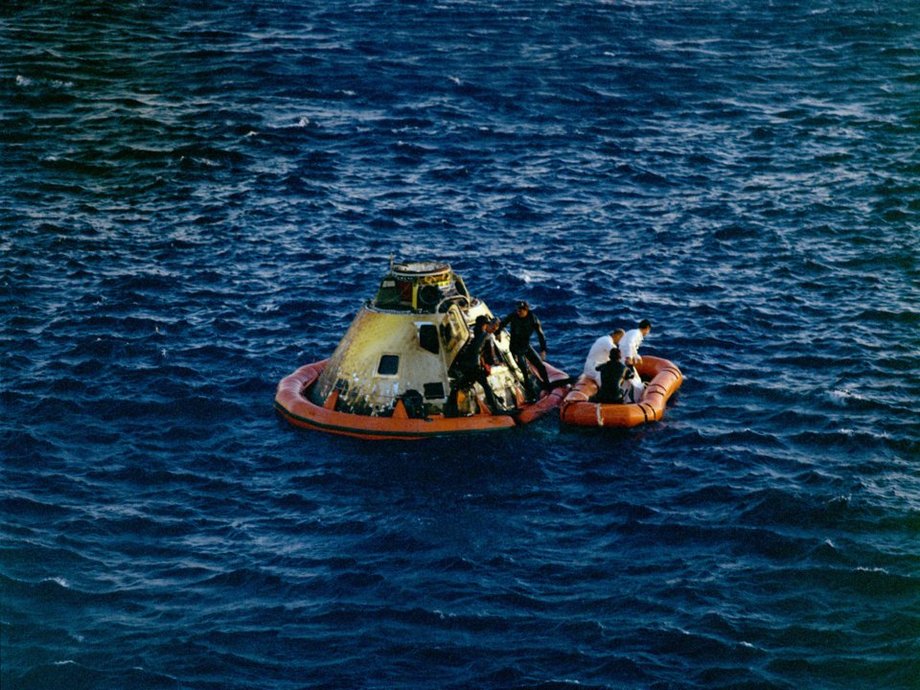 Astronauta Eugene Cernan opuszcza statek Apollo 10 26 maja 1969 roku. Na pontonie są już astronauci Thomas Stafford i John Young