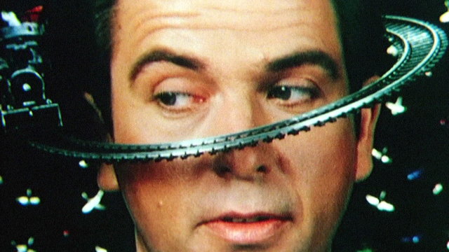 Peter Gabriel — kadr z teledysku "Sledgehammer"