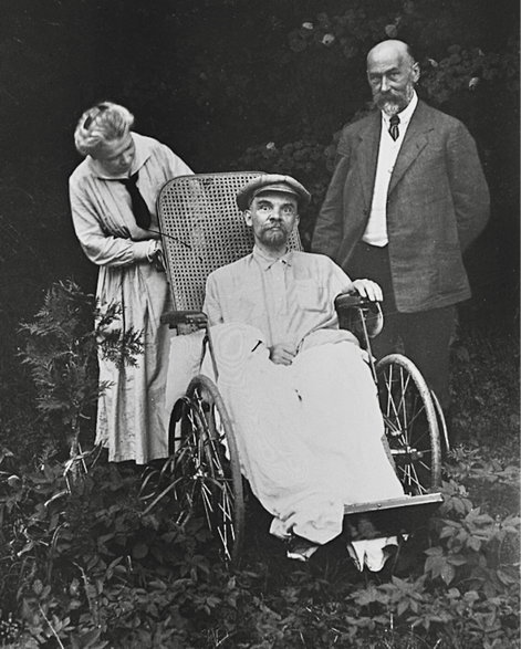 Ostatnie znane zdjęcie Lenina, Gorki, maj 1923 r. Obok stoją jego siostra Anna i jeden z lekarzy Kożewnikow