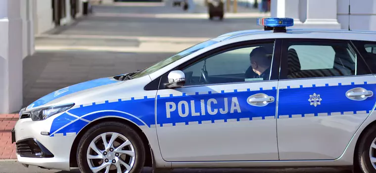 Pasażerka machała do policjantów. Gdy wybiegł kierowca, ruszyli do akcji