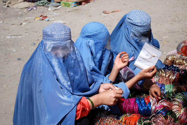 Kabul, Afganki w burkach na bazarze