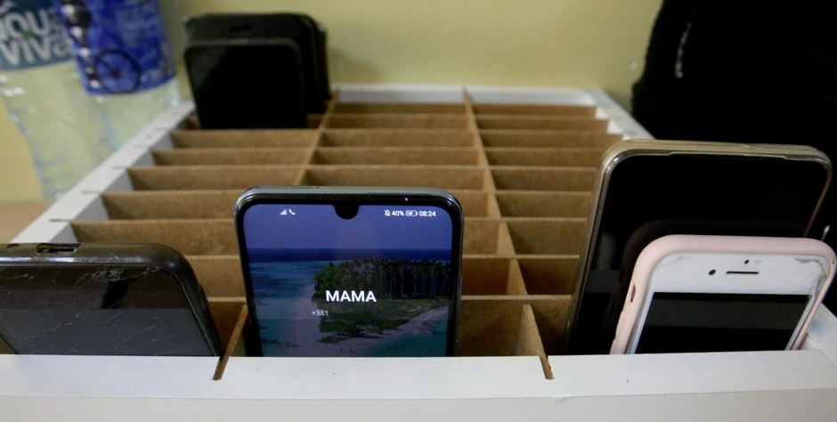 U nekim školama u Srbiji mobilni se odlažu u kutije pre početka časa