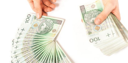 Polacy wycofują pieniądze z banków. Największa ucieczka od lat