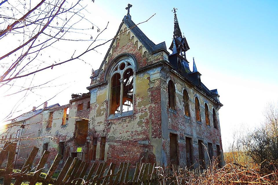 Posada koło Bogatyni - zrujnowana szkoła ewangelicka