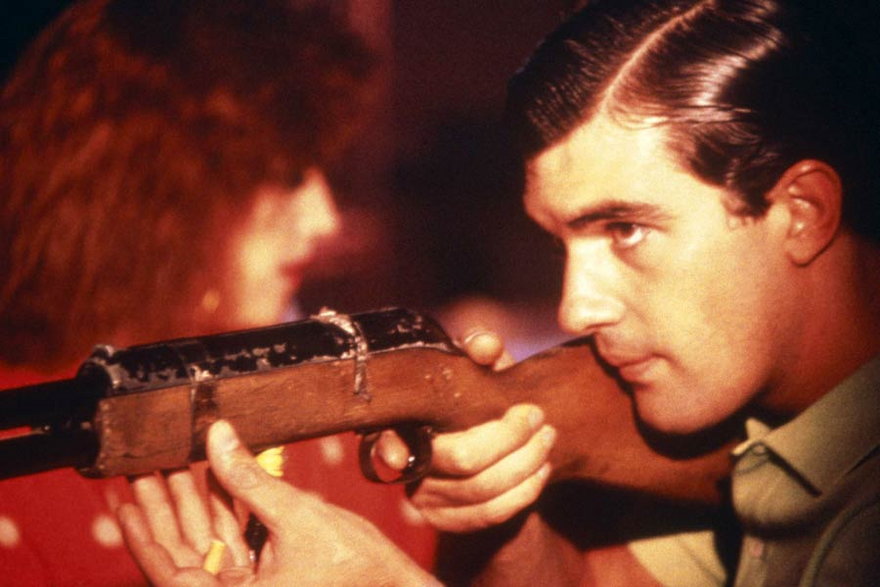Antonio Banderas w filmie "Prawo pożądania" (1987)
