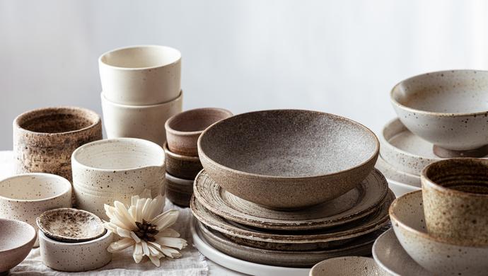 Ceramika z charakterem: talerze i filiżanki, które zrobią wrażenie na gościach