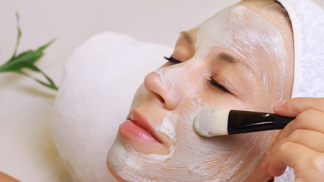 Jogurtová maska nanesená štetcom je rýchly a účinný spôsob, ako rozžiariť pleť pred dôležitým dňom.