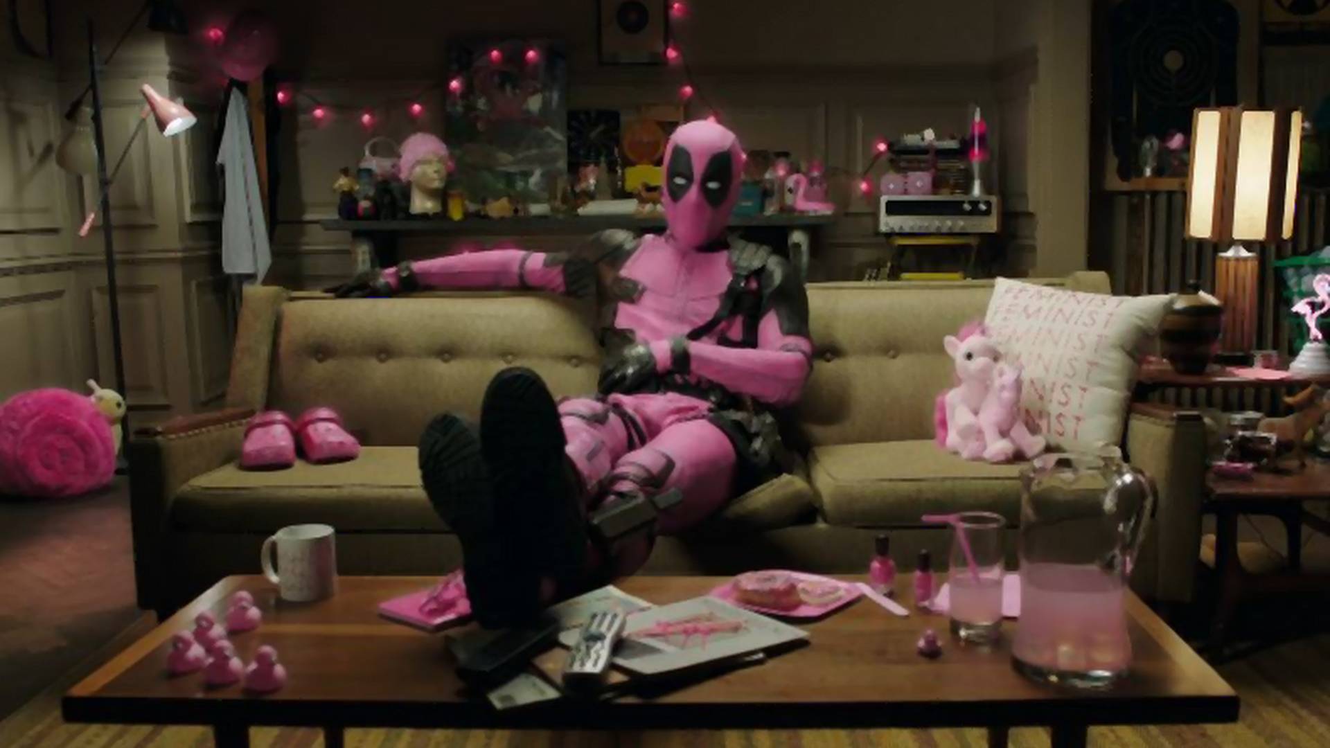 Deadpool w różowym kostiumie pokazuje środkowy palec nowotworom. Takie akcje szanujemy