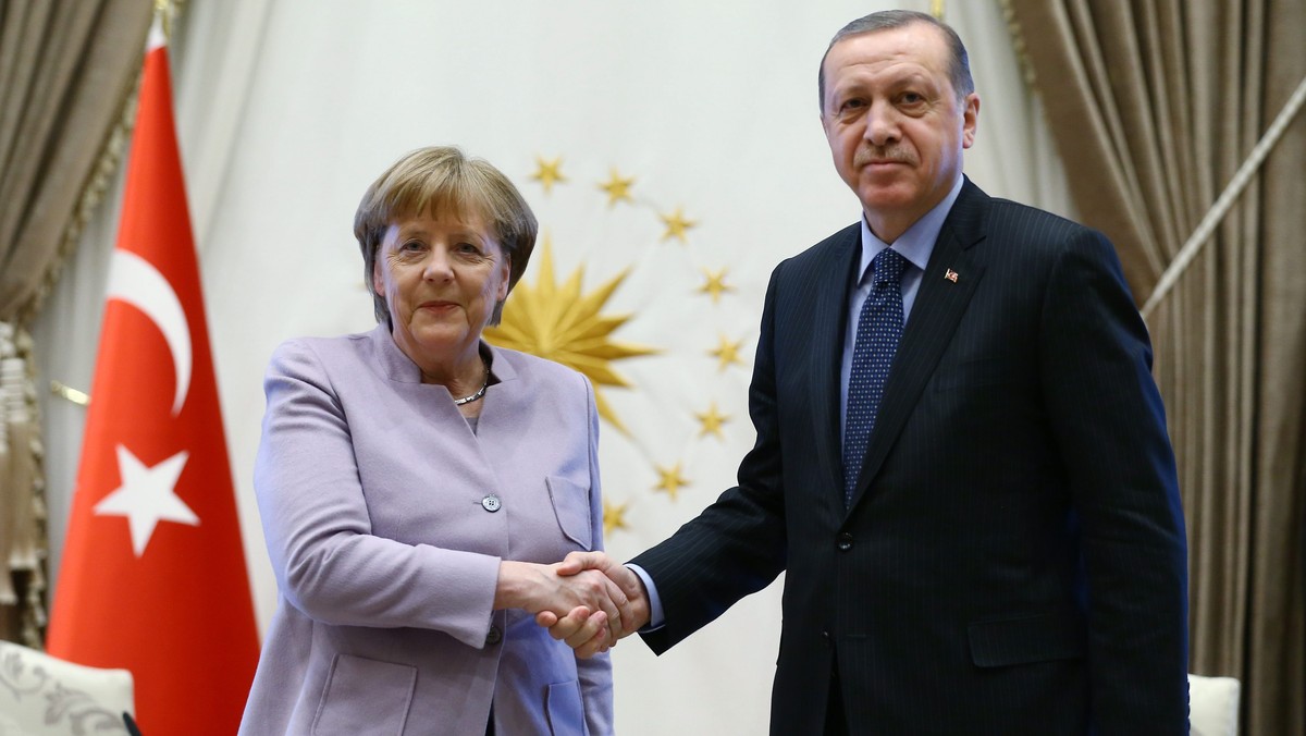 Kanclerz Niemiec Angela Merkel wezwała dziś w Ankarze prezydenta Turcji Recepa Tayyipa Erdogana do przestrzegania swobód obywatelskich i zachowania podziału władz podczas przezwyciężania skutków zeszłorocznego puczu.