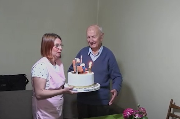 "Ima sam suprugu, to je bila duša moja! Ništa bez ljubavi!": Čuveni kruševački šnajder, deka Raško, napunio 100 GODINA! Sada mu je gerontodomaćica Marija pripremila iznenađenje za pamćenje
