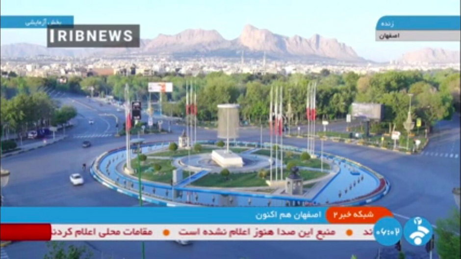 Irańska telewizja państwowa relacjonująca atak na Isfahan