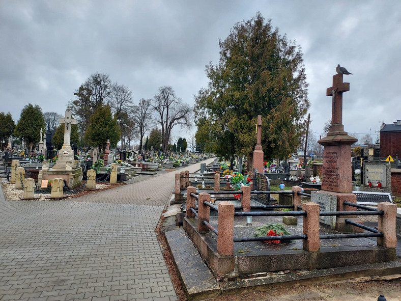Zabytkowa część cmentarz w Brzezinach. Według archidiecezji, opłaty za pogrzeby po prostu pokrywają koszty działania nekropolii oraz inwestycji