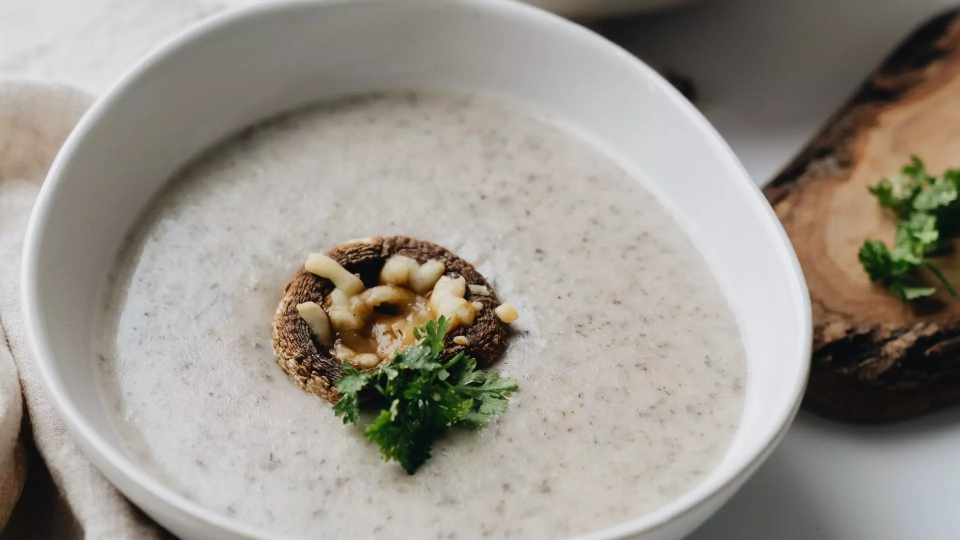 Przepis na zupę z suszonych grzybów z owocami. Jak smakuje to niecodzienne połączenie?