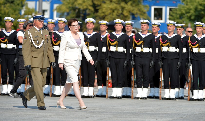 Premier Ewa Kopacz na placu Piłsudskiego, przed uroczystością przejęcia przez prezydenta Andrzeja Dudę zwierzchnictwa nad Siłami Zbrojnymi.