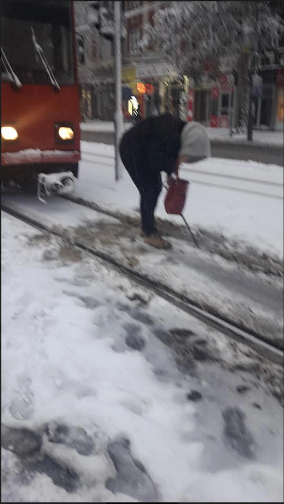 Vozač tramvaja čisti šine