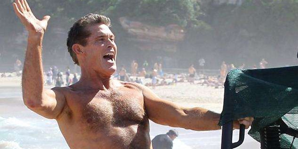 Hasselhoff świeci golizną