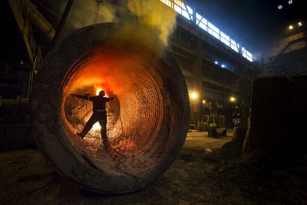 Fabryka brytyjskiego producenta stali Sheffield Forgemasters International w miejscowości Sheffield. Z ostatnich danych brytyjskiego biura statystycznego wynika, że gospodarka Wielkiej Brytanii wzrosła w trzecim kwartale tego roku o 0,8 proc. kwartał do kwartału i 1,5 proc. rok do roku. W drugim kwartale PKB rósł o 0,7 proc. w ujęciu kwartalnym, a w ujęciu rocznym o 1,3 proc. Fot. Jason Alden, Bloomberg's Best Photos 2013.