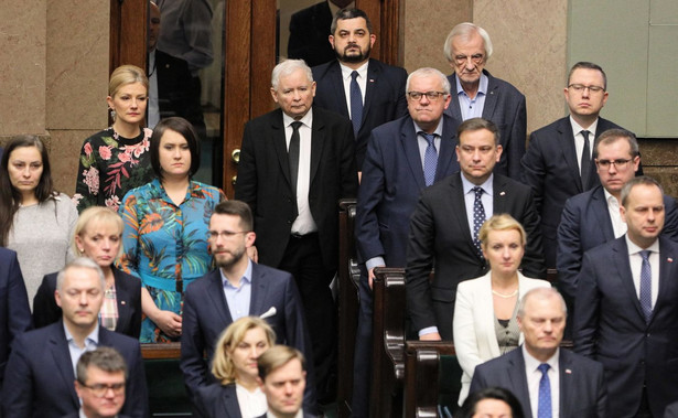 Posłowie wchodzą do Sejmu